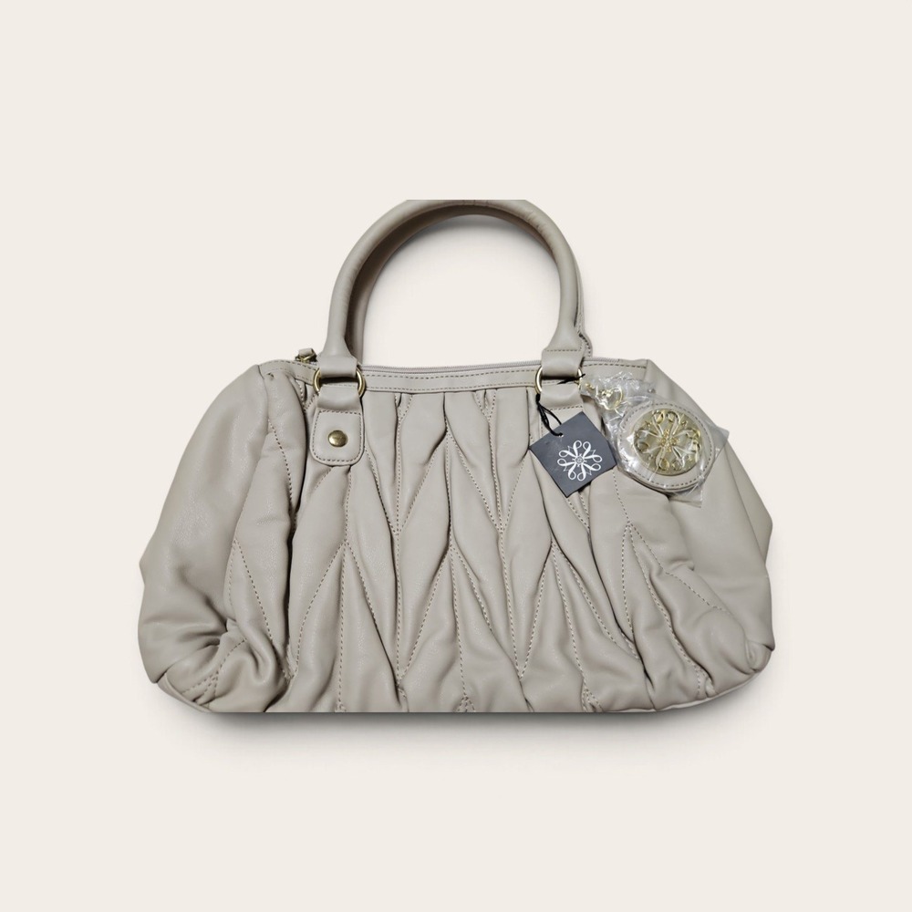 Avon Signature Collection "Maegan" quilted handbag with a logo charm  NWOT 0405